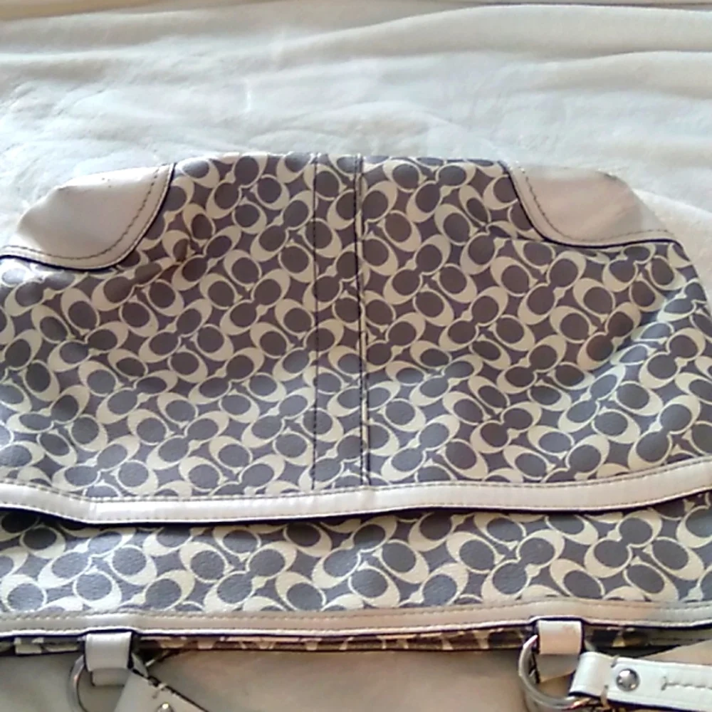 HOST PICK! VTG Coach leather bag in gray/pink/cream with cherry red lining - Picture 2 of 9